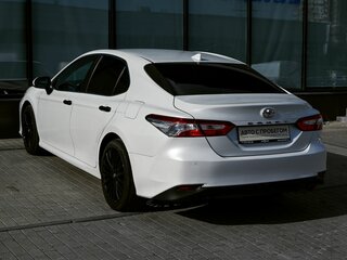 2018 Toyota Camry VIII (XV70), белый, 2325000 рублей, вид 3