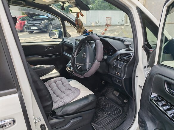 2018 Toyota Voxy III (R80) Рестайлинг, белый, 2555000 рублей - вид 12
