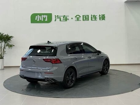 2023 Volkswagen Golf VIII, серый, 1950000 рублей, вид 3