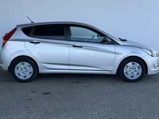 2014 Hyundai Solaris I Рестайлинг, серебристый, 875000 рублей, вид 4