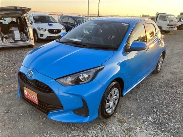2022 Toyota Yaris IV, синий, 1030000 рублей