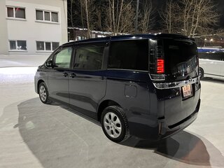 2019 Toyota Voxy III (R80) Рестайлинг, синий, 2500000 рублей, вид 3