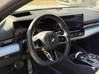 2025 BMW 5 серии 530i xDrive VIII (G60/G61/G68), белый, 7440000 рублей, вид 5