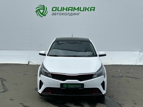 2021 Kia Rio IV Рестайлинг, белый - вид 1