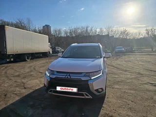 2019 Mitsubishi Outlander III Рестайлинг 3, белый, 1950000 рублей, вид 3