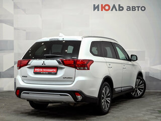 2018 Mitsubishi Outlander III Рестайлинг 3, белый, 1790000 рублей, вид 4