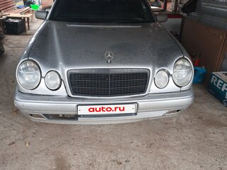 1997 Mercedes-Benz E-Класс 200 II (W210, S210), серебристый, 450000 рублей, вид 1