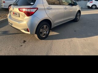2018 Toyota Vitz III (XP130) Рестайлинг 2, серый, 900000 рублей, вид 2