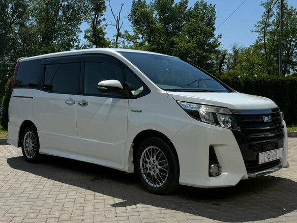 2016 Toyota Noah III (R80), белый, 1695000 рублей - вид 2