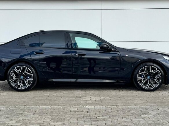 2025 BMW 5 серии 530e xDrive VIII (G60/G61/G68), чёрный, 9600000 рублей - вид 5