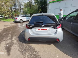 2021 Toyota Yaris IV, серебристый, 1200000 рублей, вид 3