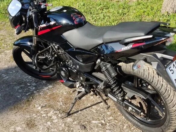2021 Bajaj Pulsar 180, чёрный, 140000 рублей