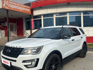 2017 Ford Explorer V Рестайлинг, белый, 2700000 рублей, вид 4
