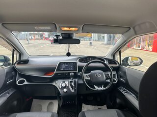 2021 Toyota Sienta II Рестайлинг, белый, 1690000 рублей, вид 3