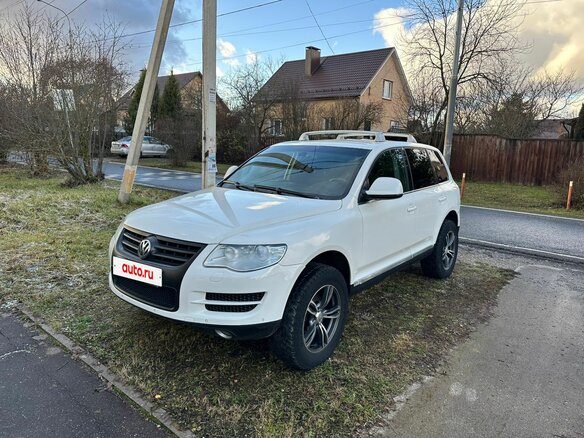 2009 Volkswagen Touareg I Рестайлинг, белый, 1130000 рублей - вид 4