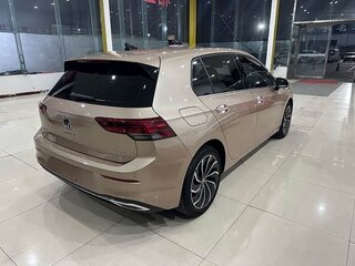 2022 Volkswagen Golf VIII, бежевый, 1790000 рублей, вид 4