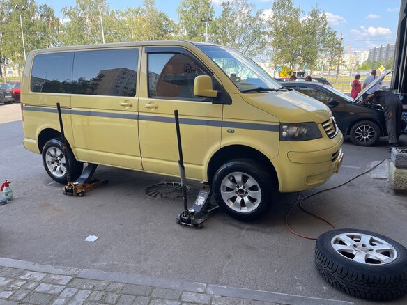 2004 Volkswagen Multivan T5, жёлтый, 1350000 рублей - вид 3