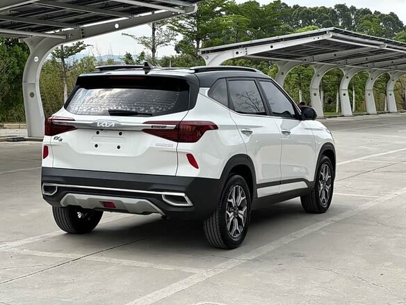 2022 Kia KX3, белый, 1400001 рублей - вид 4