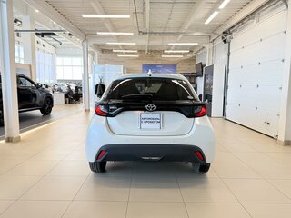 2021 Toyota Yaris IV, белый, 1279000 рублей, вид 5