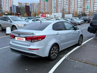 2015 Kia Rio III Рестайлинг, серебристый, 690000 рублей, вид 3