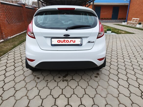 2015 Ford Fiesta Mk6 Рестайлинг, белый, 898000 рублей - вид 4