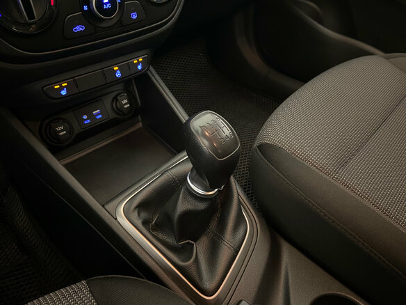 2017 Hyundai Solaris II, красный - вид 14