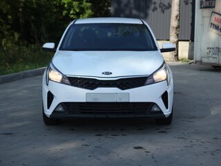2021 Kia Rio IV Рестайлинг, белый, 1390000 рублей, вид 1