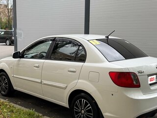 2011 Kia Rio II Рестайлинг, белый, 450000 рублей, вид 4
