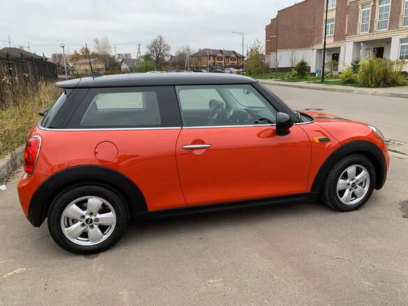 2018 Mini Hatch Cooper III (F55/F56) Рестайлинг, оранжевый, 1985000 рублей - вид 6