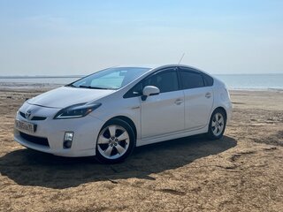 2009 Toyota Prius III (XW30), белый, 1300000 рублей, вид 1
