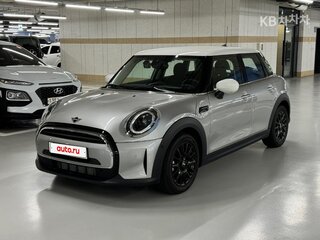 2023 Mini Hatch Cooper III (F55/F56) Рестайлинг 2, серебристый, 1718000 рублей, вид 1