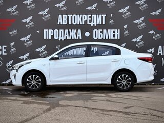 2021 Kia Rio IV Рестайлинг, белый, 1160000 рублей, вид 4