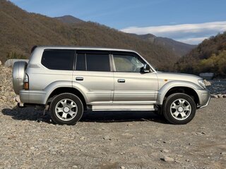1999 Toyota Land Cruiser Prado 90 Series Рестайлинг, серебристый, 1300000 рублей, вид 3