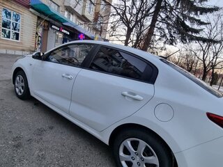 2018 Kia Rio IV, белый, 1030000 рублей, вид 3