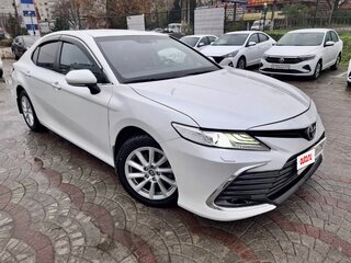 2021 Toyota Camry VIII (XV70) Рестайлинг, белый, 2650000 рублей, вид 1