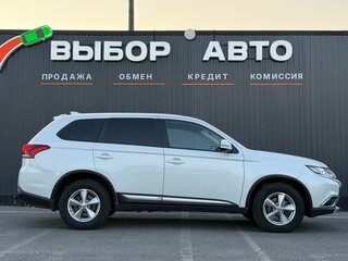 2018 Mitsubishi Outlander III Рестайлинг 3, белый, 1590000 рублей, вид 3