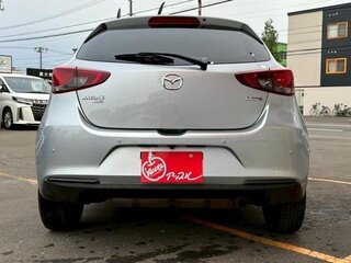 2021 Mazda 2 III (DJ) Рестайлинг, серебристый, 850000 рублей, вид 5