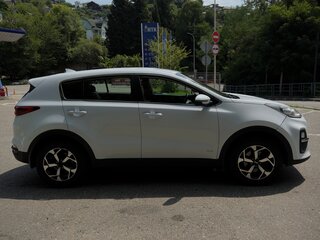2021 Kia Sportage IV Рестайлинг, белый, 1650000 рублей, вид 4