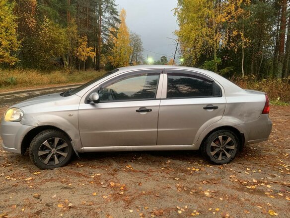 2010 Chevrolet Aveo I Рестайлинг, серебристый, 120000 рублей - вид 4