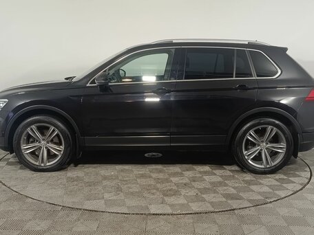 2017 Volkswagen Tiguan II, чёрный, 2350000 рублей, вид 4
