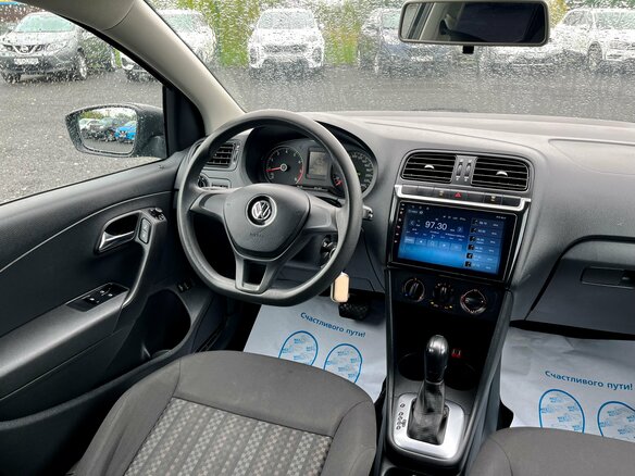 2017 Volkswagen Polo V Рестайлинг, чёрный, 1055900 рублей - вид 13