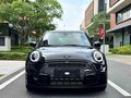 2023 Mini Hatch Cooper III (F55/F56) Рестайлинг 2, чёрный - вид 2