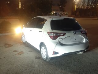 2019 Toyota Vitz III (XP130) Рестайлинг, белый, 1100000 рублей, вид 4