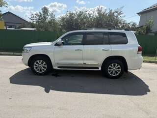 2015 Toyota Land Cruiser 200 Series Рестайлинг 2, белый, 5300000 рублей, вид 3