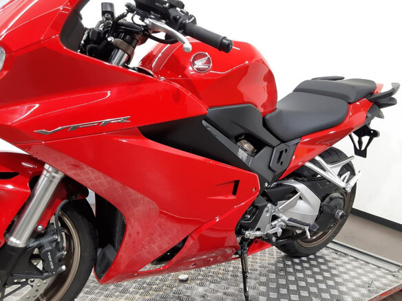 2022 Honda VFR 800, красный, 975000 рублей - вид 8