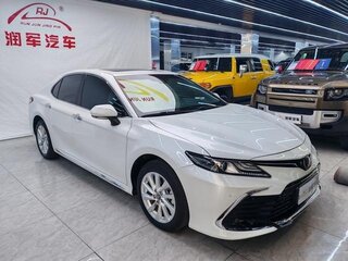 2023 Toyota Camry VIII (XV70) Рестайлинг, белый, 3157000 рублей, вид 3