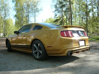 2010 Ford Mustang V Рестайлинг, золотистый, 1300000 рублей, вид 4