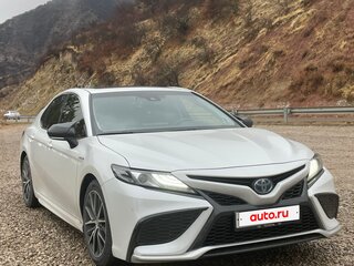 2023 Toyota Camry VIII (XV70) Рестайлинг, белый, 5400000 рублей, вид 4