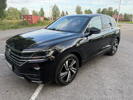 2018 Volkswagen Touareg III, чёрный, 5500000 рублей, вид 2