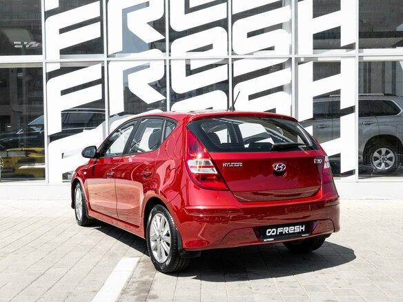 2011 Hyundai i30 I Рестайлинг, красный - вид 1